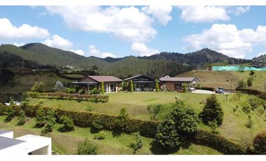 Casa campestre con 310 m2 en unidad cerrada  en El Retiro