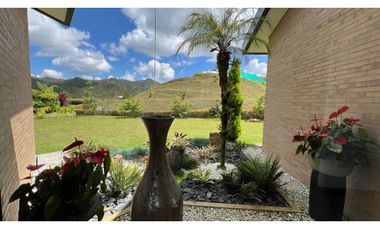 Casa campestre con 310 m2 en unidad cerrada  en El Retiro