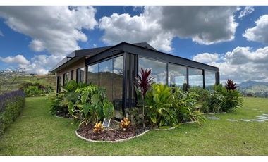 Casa campestre con 310 m2 en unidad cerrada  en El Retiro