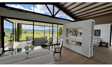 Casa campestre con 310 m2 en unidad cerrada  en El Retiro