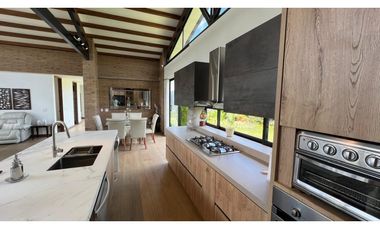 Casa campestre con 310 m2 en unidad cerrada  en El Retiro