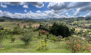 Casa campestre con 310 m2 en unidad cerrada  en El Retiro