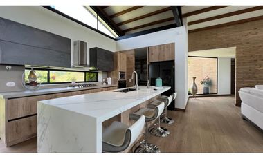 Casa campestre con 310 m2 en unidad cerrada  en El Retiro