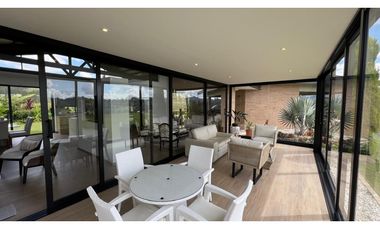 Casa campestre con 310 m2 en unidad cerrada  en El Retiro