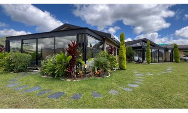 Casa campestre con 310 m2 en unidad cerrada  en El Retiro