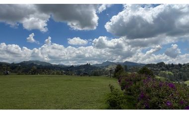 Casa campestre con 310 m2 en unidad cerrada  en El Retiro