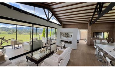 Casa campestre con 310 m2 en unidad cerrada  en El Retiro