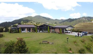 Casa campestre con 310 m2 en unidad cerrada  en El Retiro