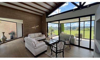 Casa campestre con 310 m2 en unidad cerrada  en El Retiro