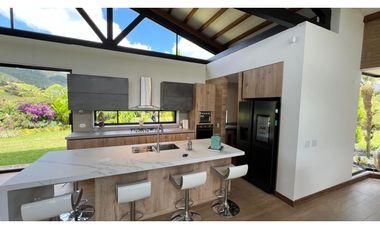 Casa campestre con 310 m2 en unidad cerrada  en El Retiro