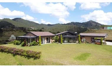 Casa campestre con 310 m2 en unidad cerrada  en El Retiro