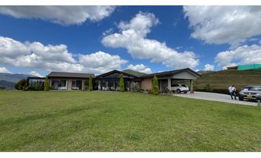 Casa campestre con 310 m2 en unidad cerrada  en El Retiro