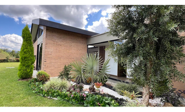 Casa campestre con 310 m2 en unidad cerrada  en El Retiro