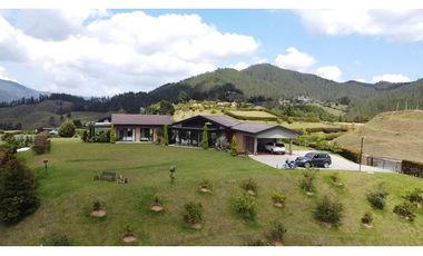 Casa campestre con 310 m2 en unidad cerrada  en El Retiro