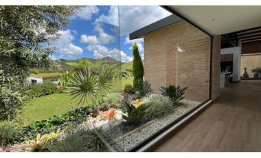 Casa campestre con 310 m2 en unidad cerrada  en El Retiro