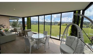 Casa campestre con 310 m2 en unidad cerrada  en El Retiro