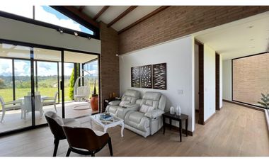 Casa campestre con 310 m2 en unidad cerrada  en El Retiro