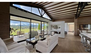 Casa campestre con 310 m2 en unidad cerrada  en El Retiro