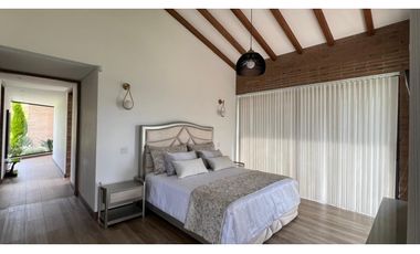 Casa campestre con 310 m2 en unidad cerrada  en El Retiro