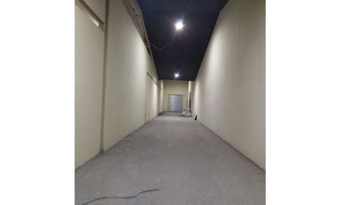 Alquiler de local comercial en Vista Hermosa frente a vía principal