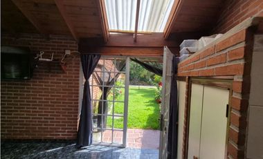 VENTA DE CASA ALPINA CON QUINCHO + DEPTO DE 2 AMB EN MAR CHIQUITA