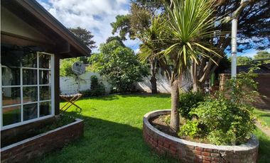 VENTA DE CASA ALPINA CON QUINCHO + DEPTO DE 2 AMB EN MAR CHIQUITA