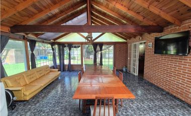 VENTA DE CASA ALPINA CON QUINCHO + DEPTO DE 2 AMB EN MAR CHIQUITA