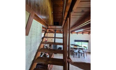 VENTA DE CASA ALPINA CON QUINCHO + DEPTO DE 2 AMB EN MAR CHIQUITA