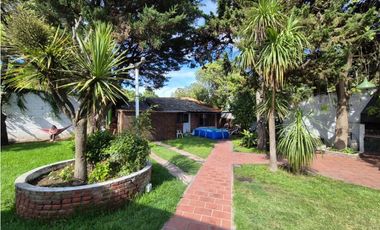 VENTA DE CASA ALPINA CON QUINCHO + DEPTO DE 2 AMB EN MAR CHIQUITA