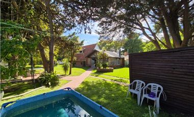 VENTA DE CASA ALPINA CON QUINCHO + DEPTO DE 2 AMB EN MAR CHIQUITA