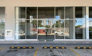 Alquiler de local comercial en Parque Lefevre. Cod-J193