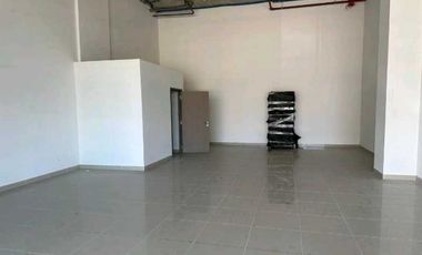 Alquiler de local comercial en Parque Lefevre. Cod-J193