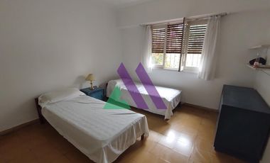 Chalet zona céntrica con garaje y gran parque.
