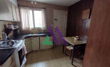 Chalet zona céntrica con garaje y gran parque.