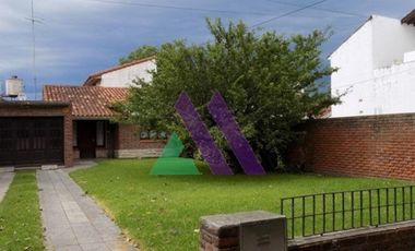 Chalet zona céntrica con garaje y gran parque.