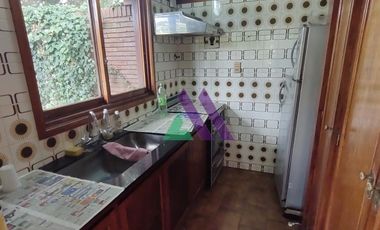 Importante propiedad de categoría sobre avenida.