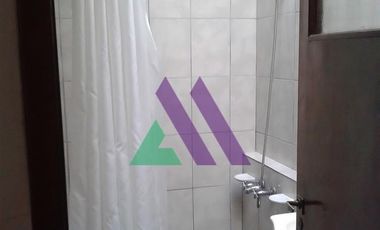 Local comercial con vivienda sobre calle principal.
