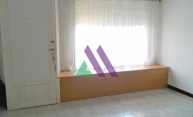 Local comercial con vivienda sobre calle principal.