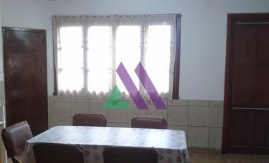 Local comercial con vivienda sobre calle principal.