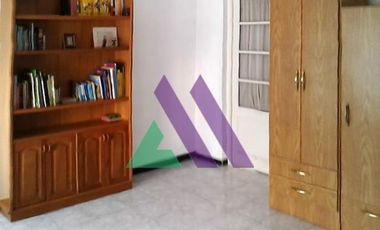 Local comercial con vivienda sobre calle principal.