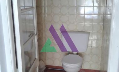 Local comercial con vivienda sobre calle principal.