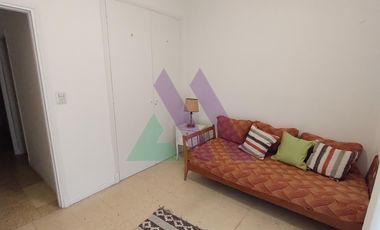 Departamento 3 ambientes con dependencia y cochera a una cuadra de la playa y de la peatonal.