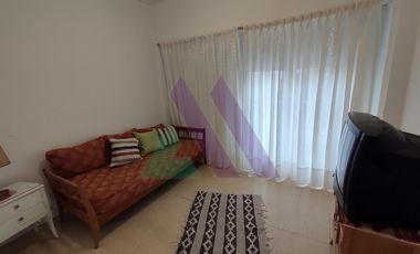 Departamento 3 ambientes con dependencia y cochera a una cuadra de la playa y de la peatonal.
