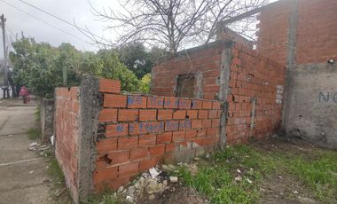 Locales  Comerciales y construcción a terminar en Planta Alta en Isidro Casanova