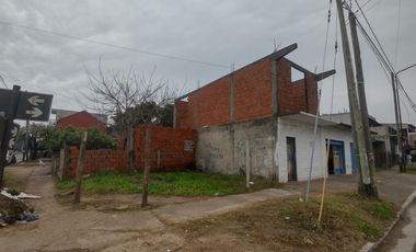 Locales  Comerciales y construcción a terminar en Planta Alta en Isidro Casanova