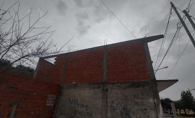 Locales  Comerciales y construcción a terminar en Planta Alta en Isidro Casanova
