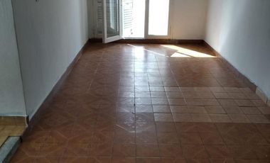 Casa con 3 dormitorios, fondo y departamento en primer piso!