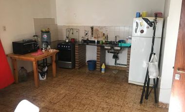 Casa con 3 dormitorios, fondo y departamento en primer piso!