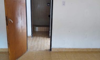 Casa con 3 dormitorios, fondo y departamento en primer piso!