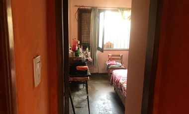 Casa con 3 dormitorios, fondo y departamento en primer piso!